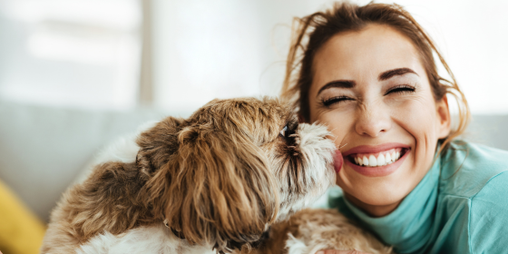 una mujer con su perro